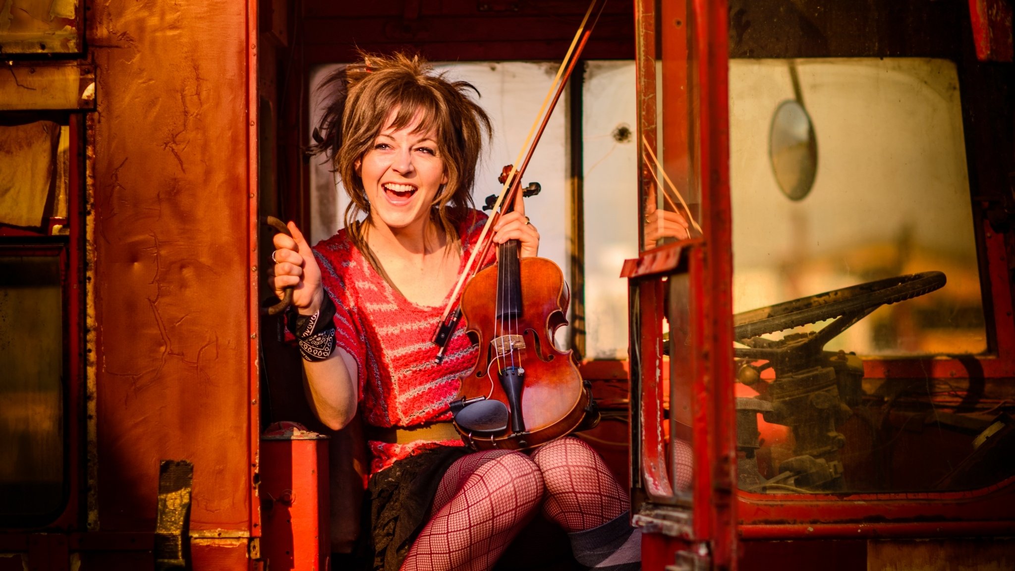 lindsey stirling musica lindsay stirling violino autobus in rosso