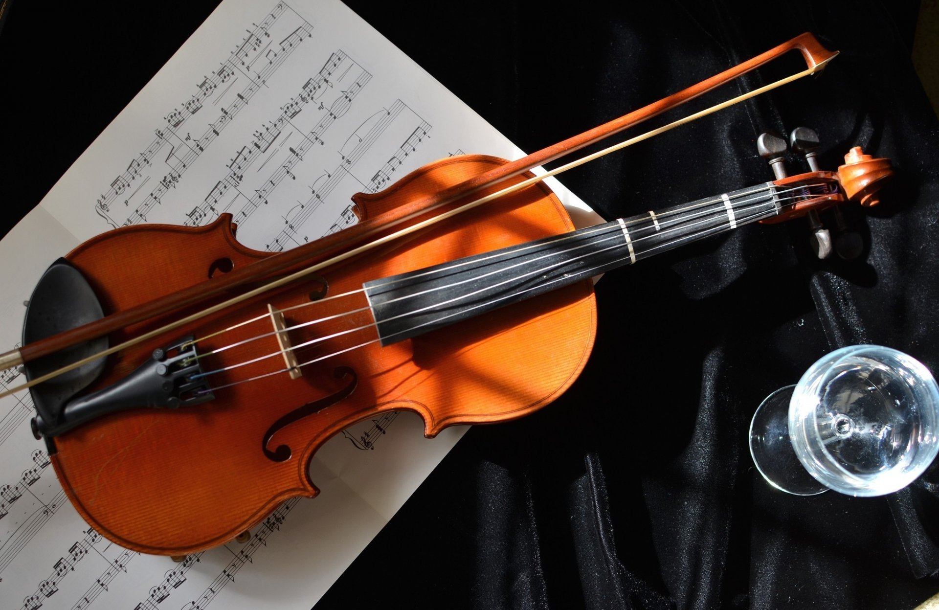 violín arco cuerdas instrumento copa de vino música partituras