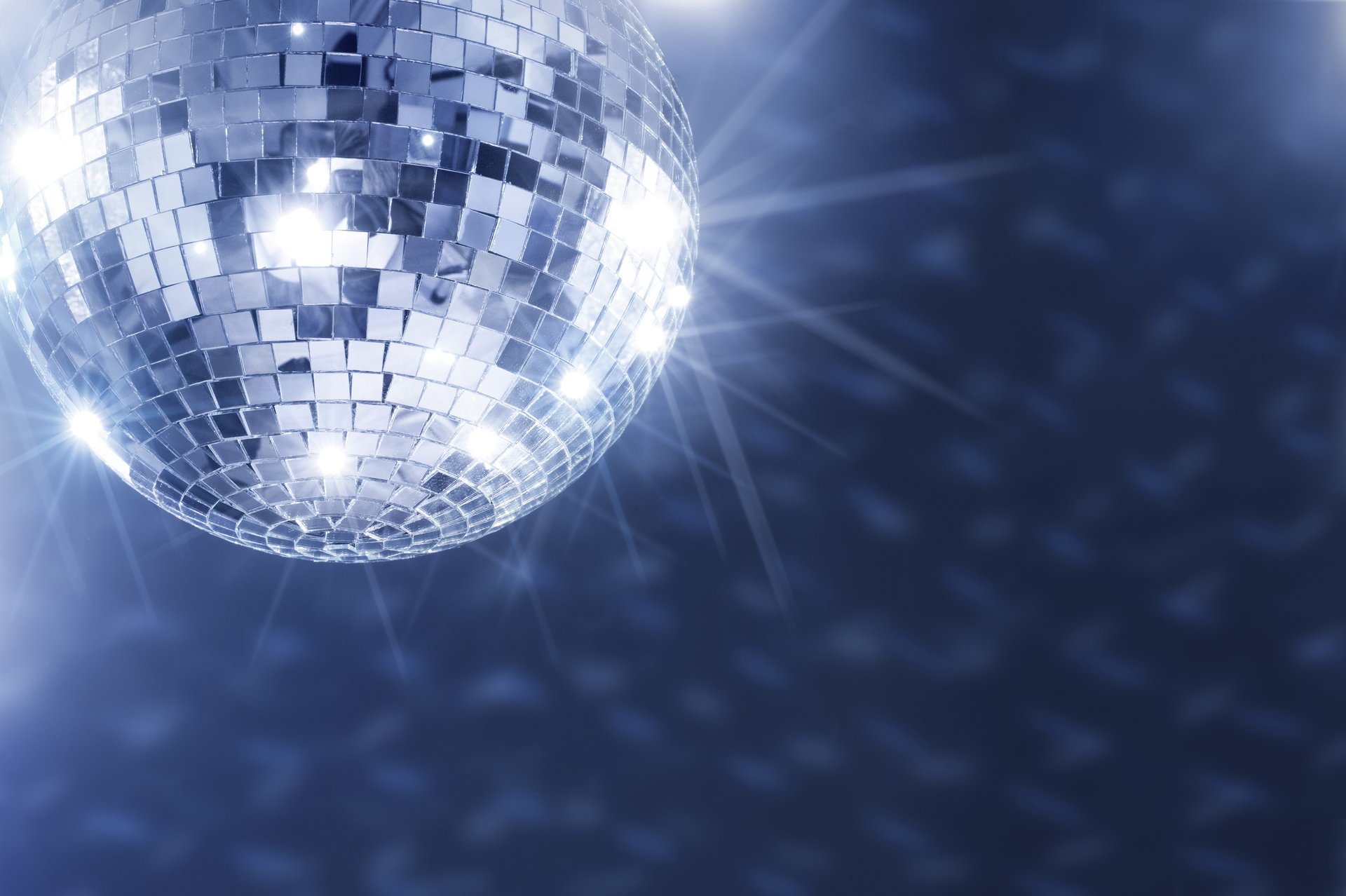 disco-kugel disco blendung vom ball gespiegelt musik party