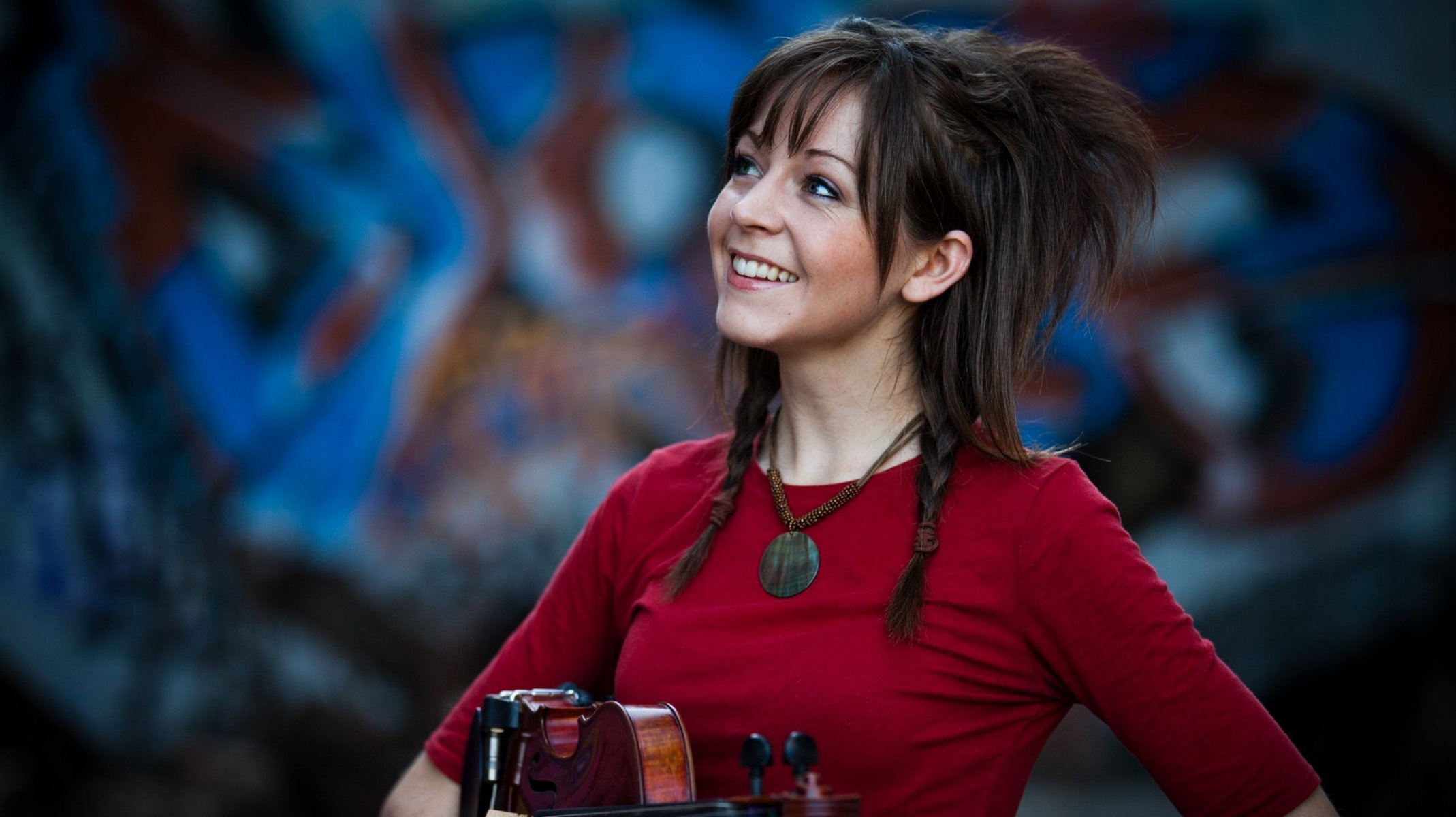 lindsey stirling skrzypce ściana graffiti