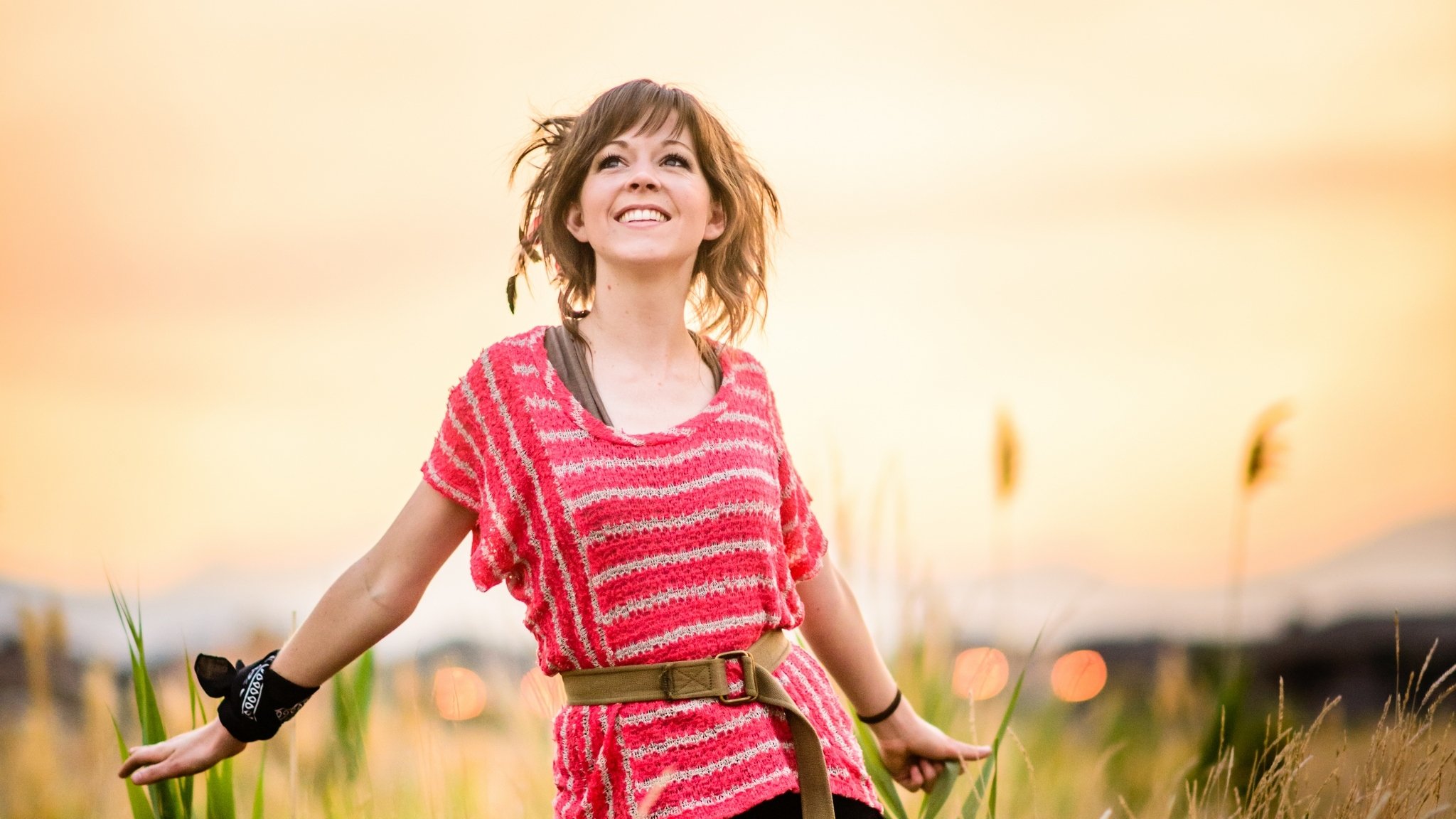 lindsey stirling violoniste herbe coucher de soleil