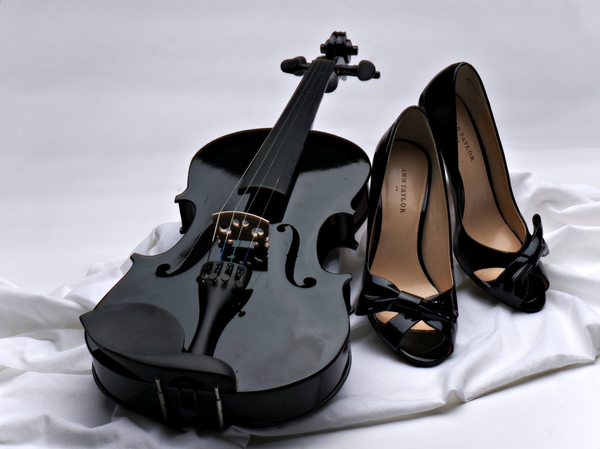 violon noir chaussures noir tissu blanc fond musique cordes arcs