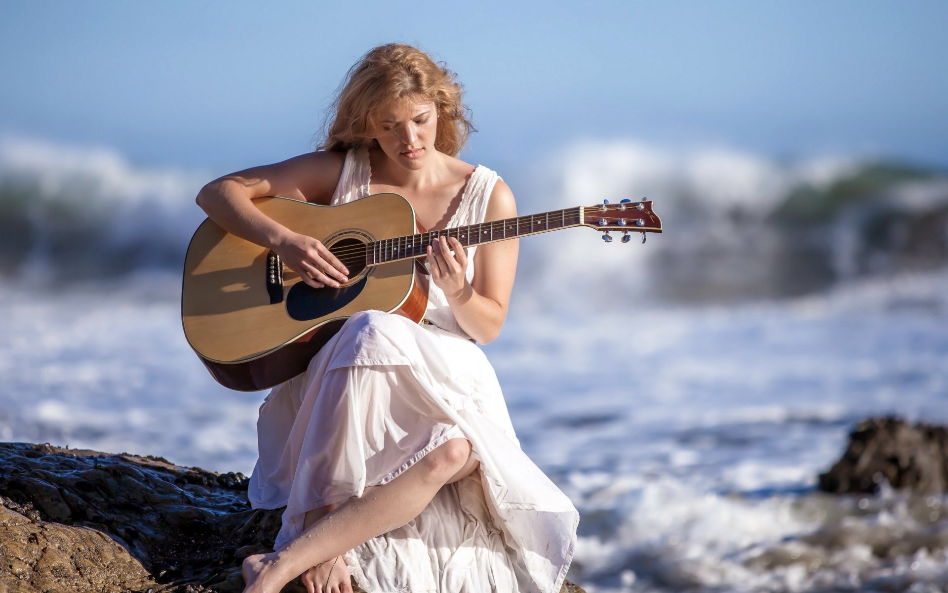 chica guitarra música mar