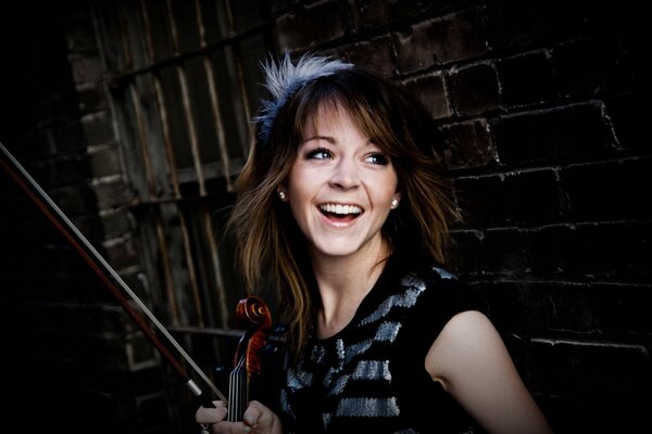 Sorridente famosa Lindsey Stirling