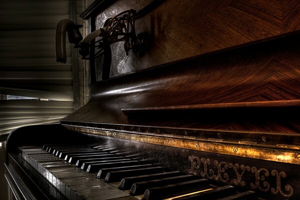 Piano con velas junto a la ventana