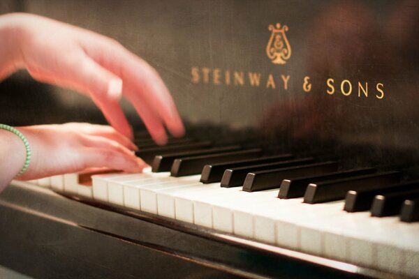 Il pennello dovrebbe andare liscio quando si suona un pianoforte a coda