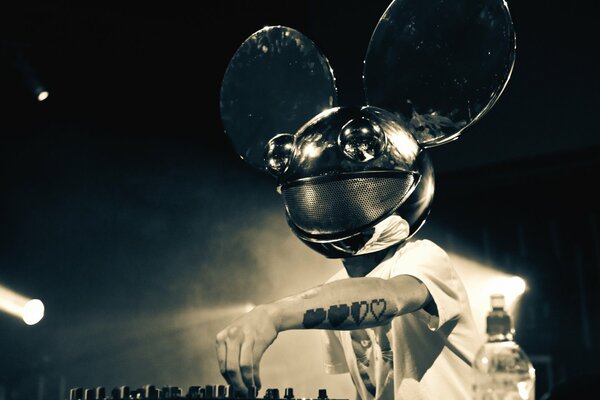 DJ avec le masque de Mickey Mouse dans le Club