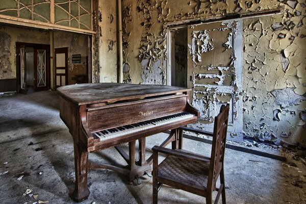 Habitación abandonada con un piano en el medio de la habitación