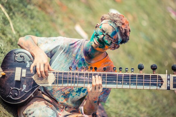 Ein Musiker in Farbe spielt ein Instrument