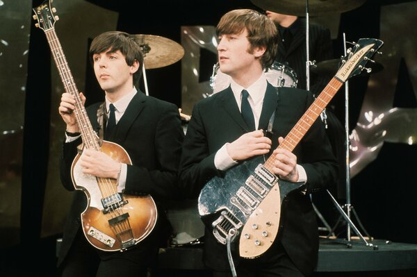 John Lennon et Paul McCartney à la guitare