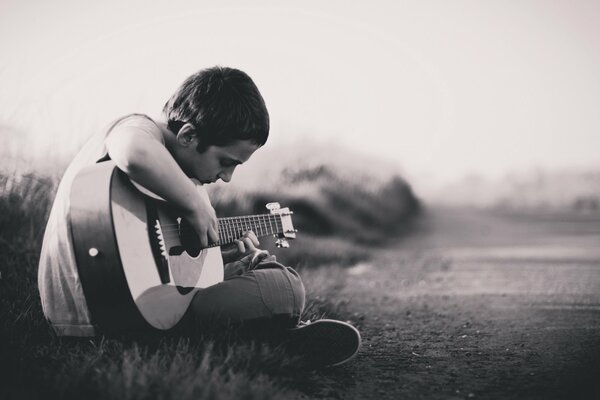 Ragazzo che suona la melodia sulla chitarra