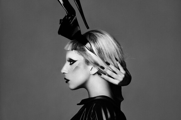 Lady Gaga con un zapato en la cabeza