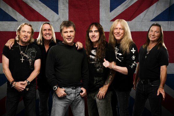 Groupe d Iron Maiden sur fond de drapeau