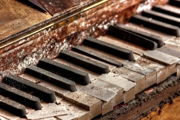 Piano Vintage dans la poussière