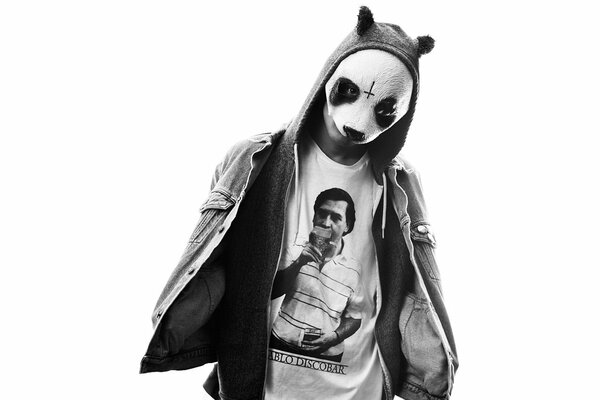 El chico de la chaqueta y la máscara de Panda