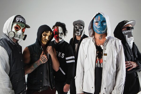 Grupo de chicos enmascarados serios