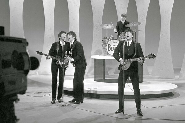 Les légendaires The beatles chantent pendant la performance