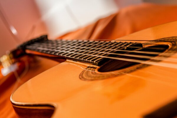 Cuerdas de guitarra con fondo borroso