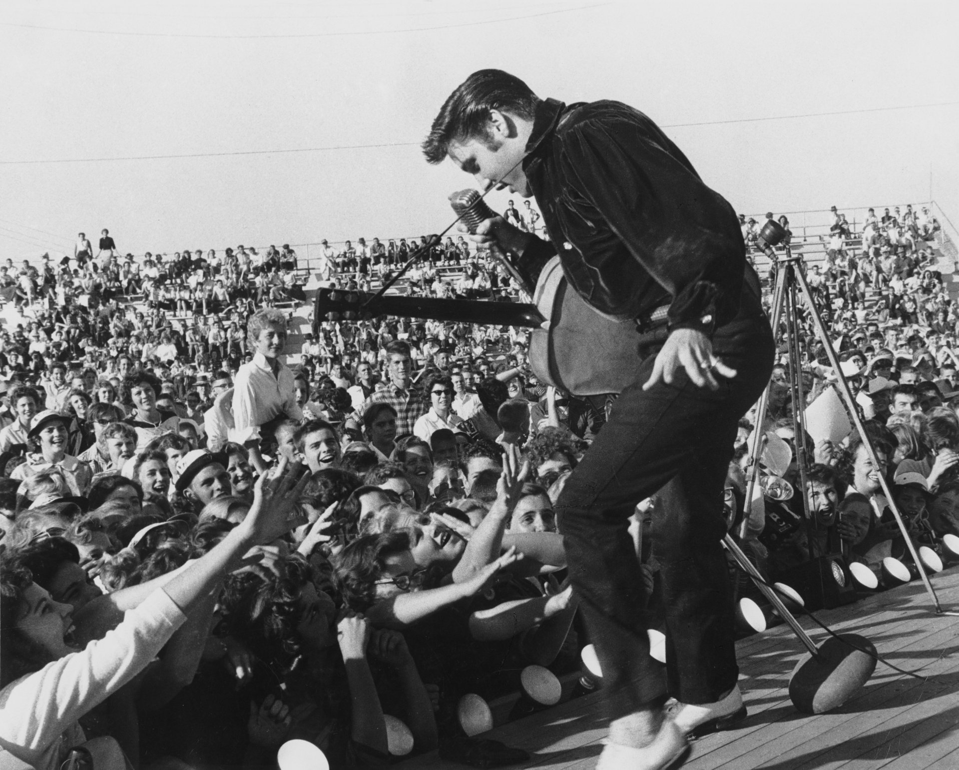 elvis presley elvis presley cantante rock and roll re musica chitarra microfono palcoscenico danza pubblico fan fan carta da parati 1957