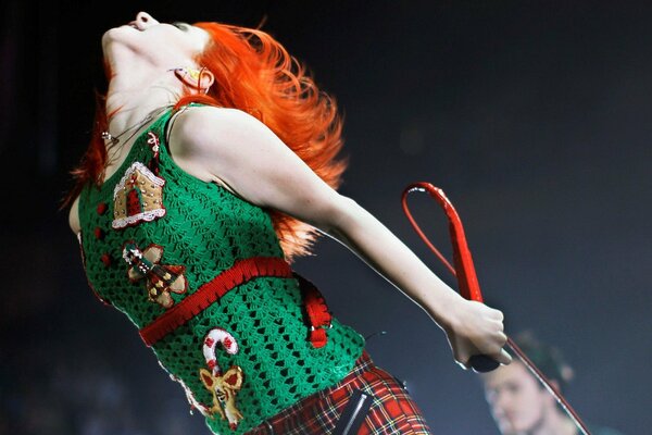 Hayley Williams en su concierto, en el escenario