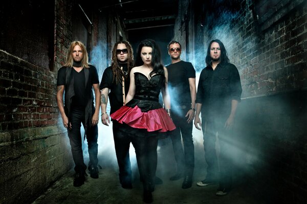 Gruppo evanescence solista in gonna rosa