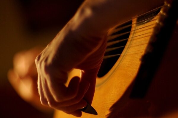 Musicien joue magnifiquement de la guitare