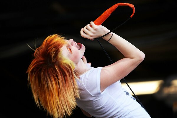 Singende Haley Williams von der Band Paramore