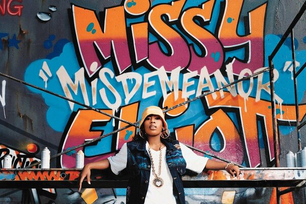 La rapera Missy Elliot en un fondo de graffiti