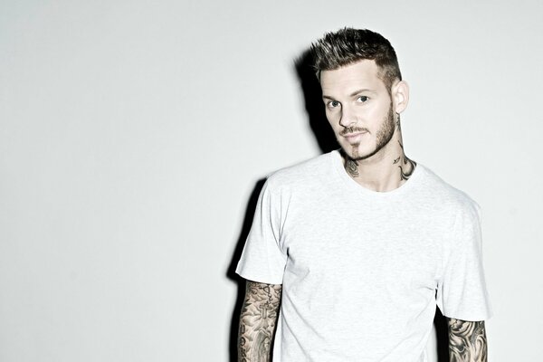 Carino francese Matt Pokora su sfondo bianco