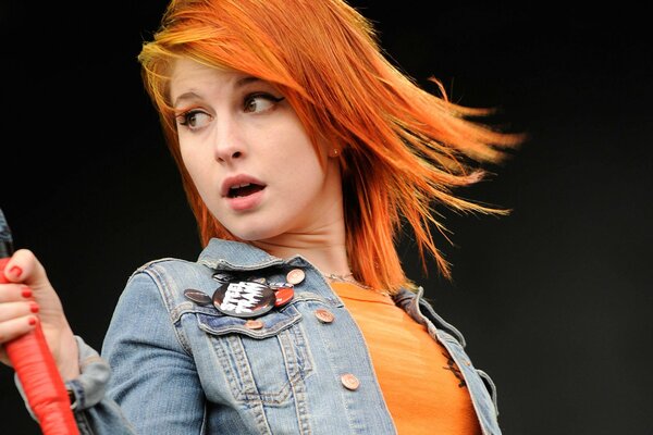 Hayley Williams z mikrofonem w rękach