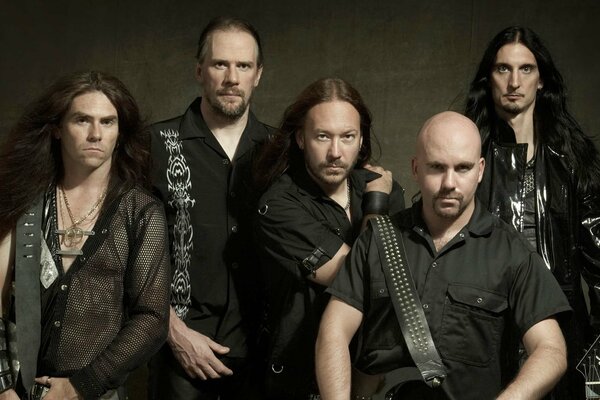 Groupe de HammerFall sur fond sombre