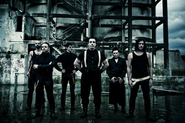 Rammstein sobre un fondo oscuro