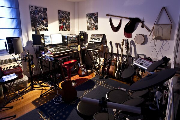 Sala studio con strumenti musicali