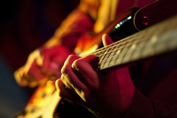 Mains masculines et guitare