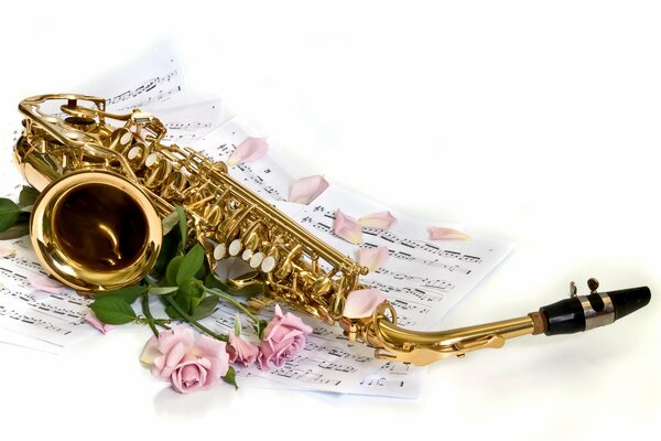 Saxophone couché sur des notes parmi les roses