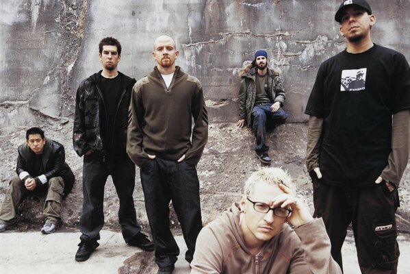 Linkin park men su un poster dai toni neutri