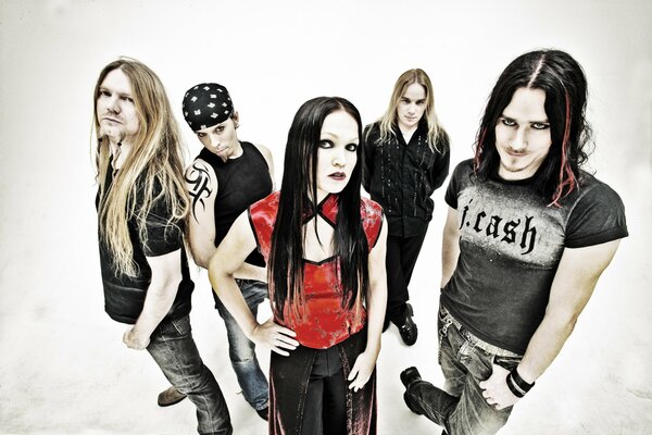 Tyra e altri membri della rock band Nightwish