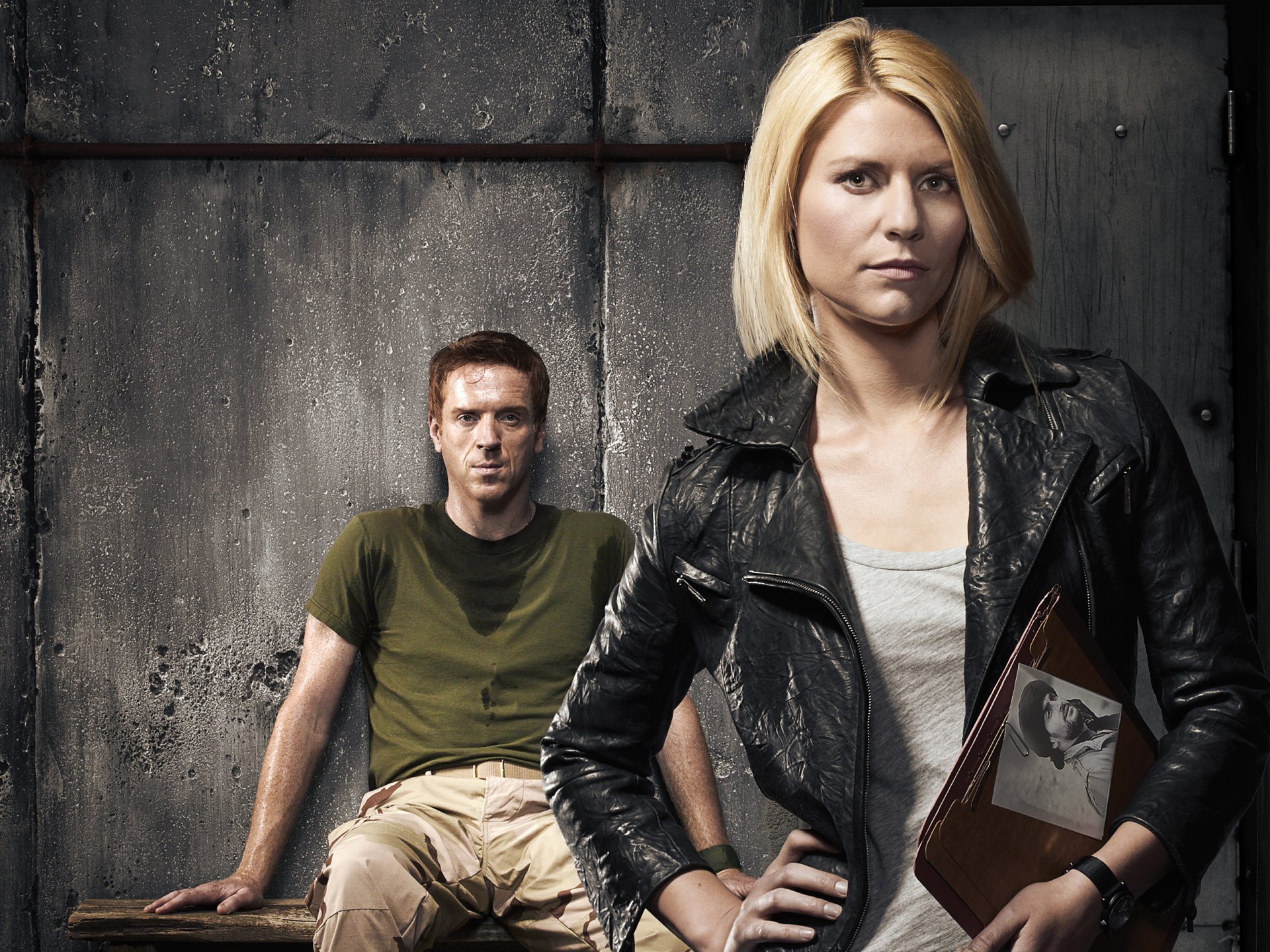 patria extranjero entre los suyos serie de televisión damian lewis nicholas brody nicholas brody claire danes carrie mathison banco banco cámara carpeta documentos fotografía foto