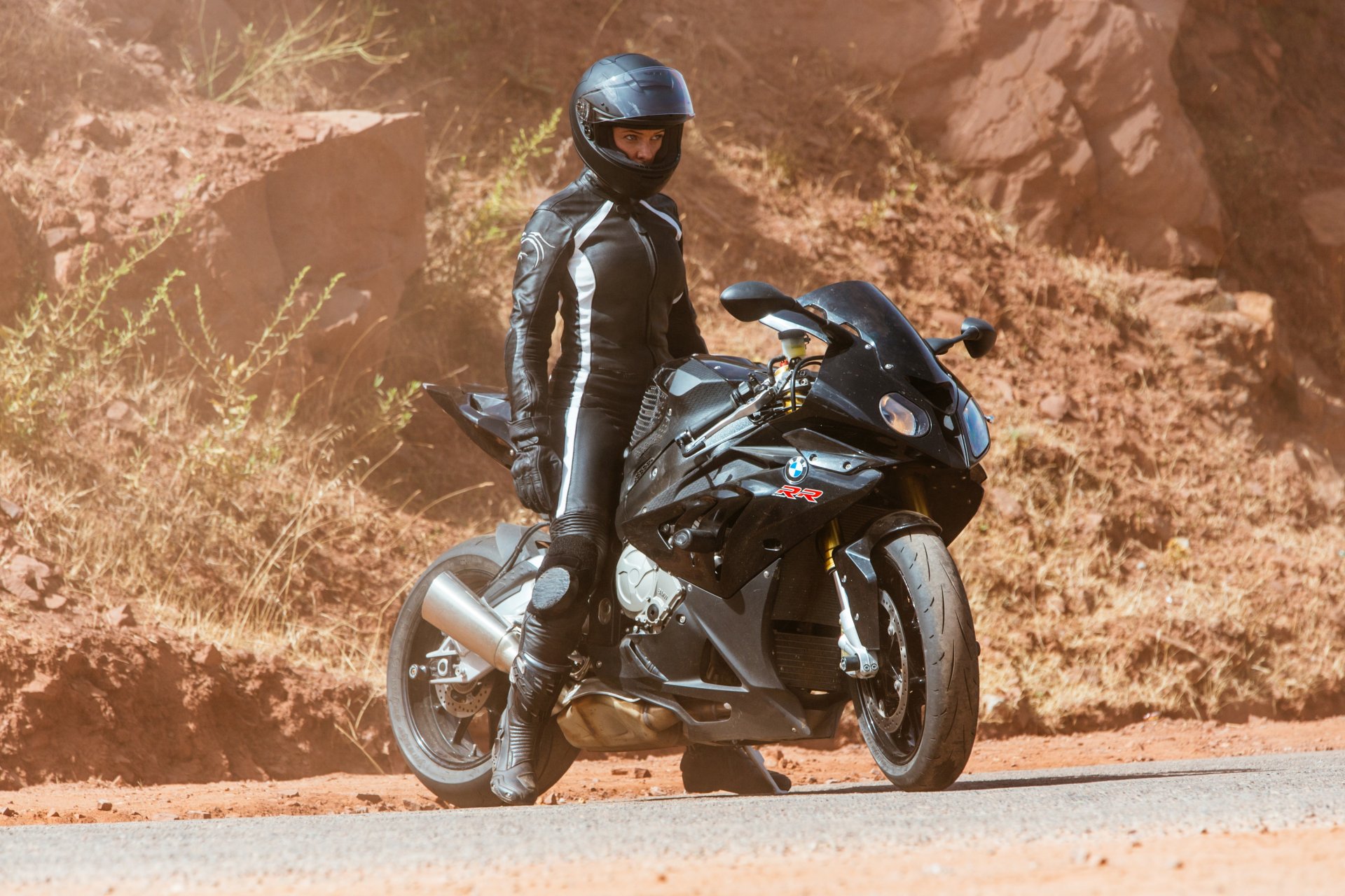 mission impossible: tribe rogue mission: impossible-rogue rebecca ferguson ilsa casque costume moto vélo noir route pierres cadre