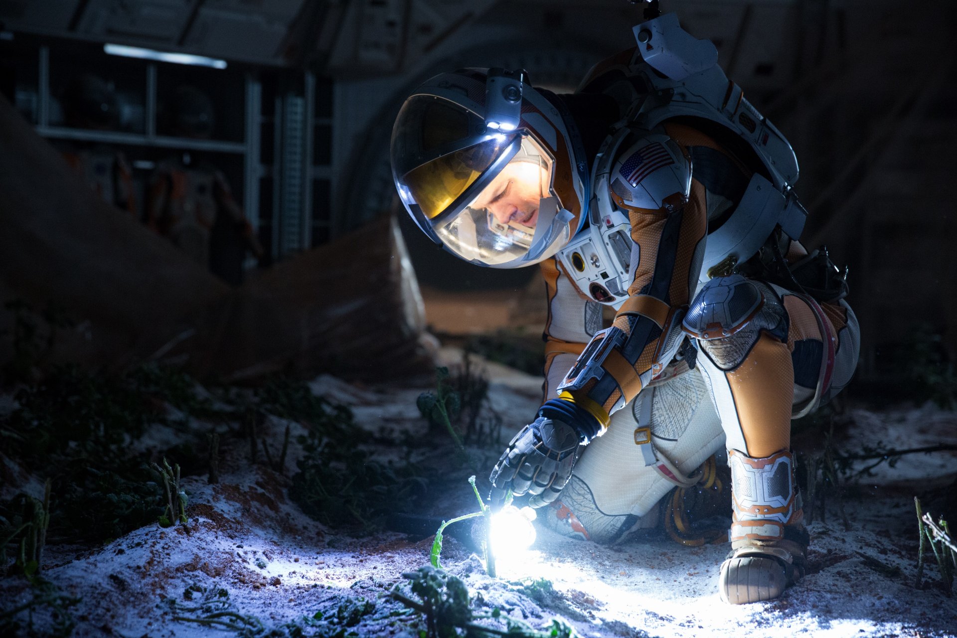 marsjanin marsjanin fantastyka matt damon astronauta skafander światło latarka kiełek