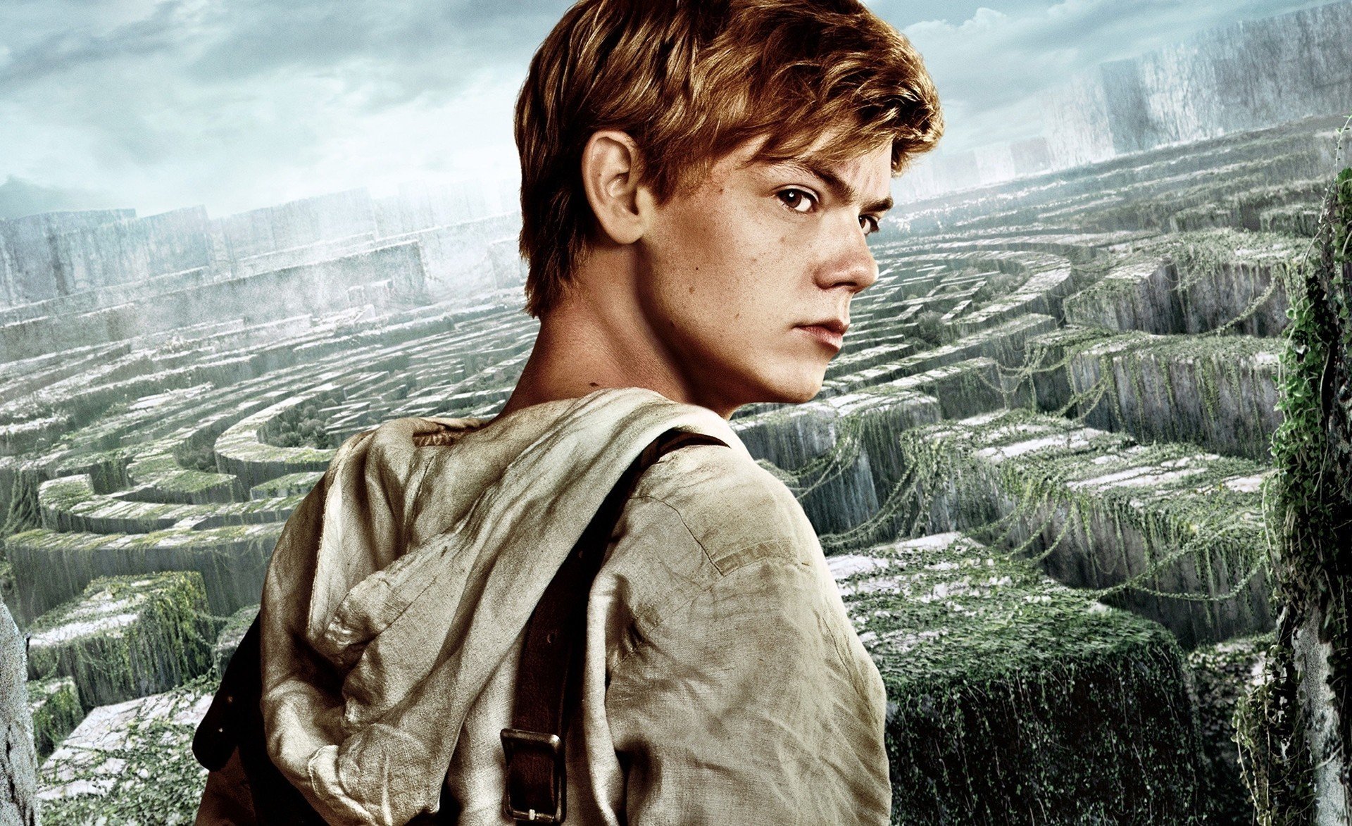 labirinto corridore thomas brody sangster thomas sangster film film 2014 britannico ragazzo uomo ostaggio labirinto vegetazione viso cielo vivo cappa