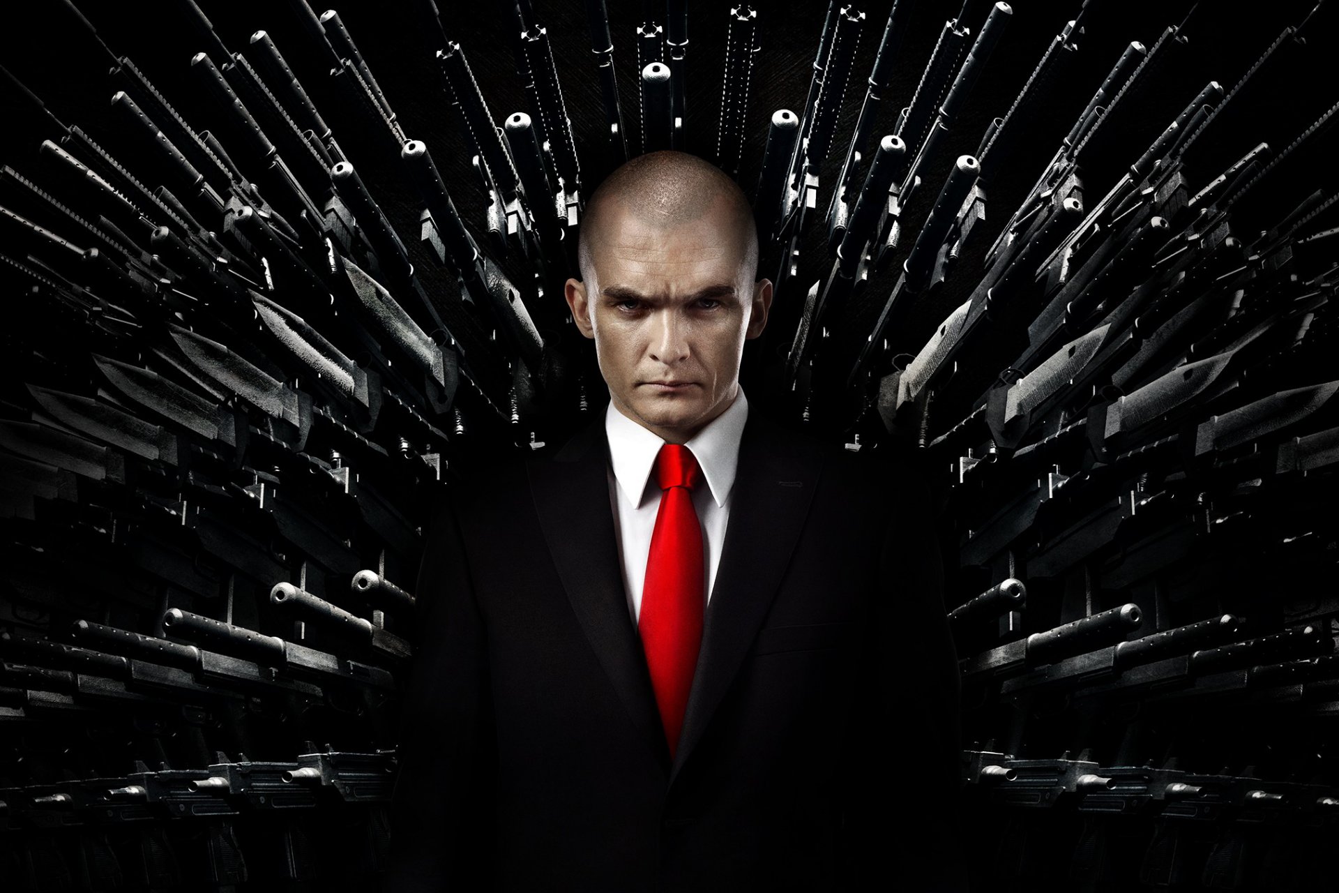 hitman: agent 47 hitman: agent 47 rupert friend tueur à gages assassin costume noir cravate rouge arme