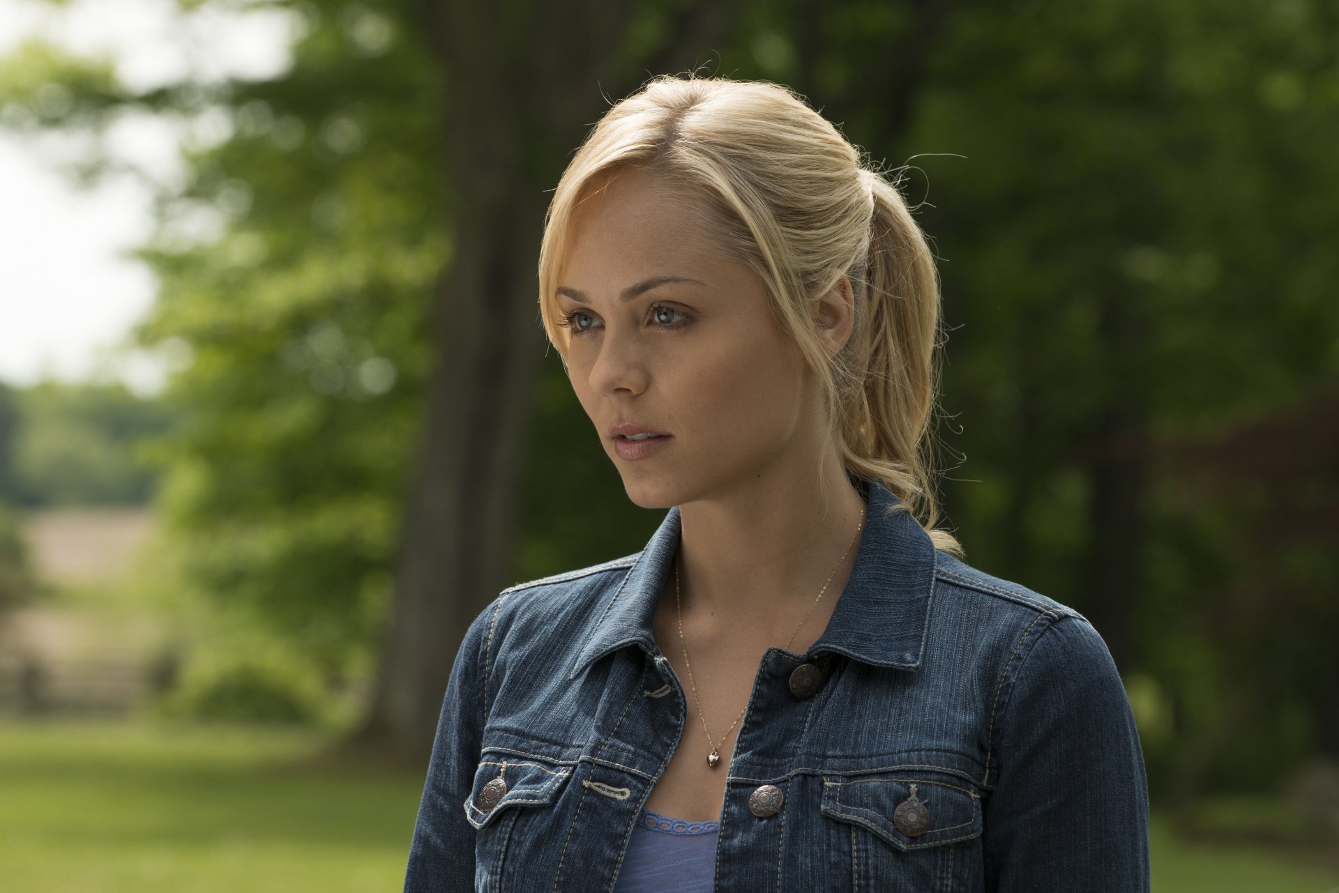 mordu mordu série télévisée laura vandervoort laura vandervoort actrice blonde jeans