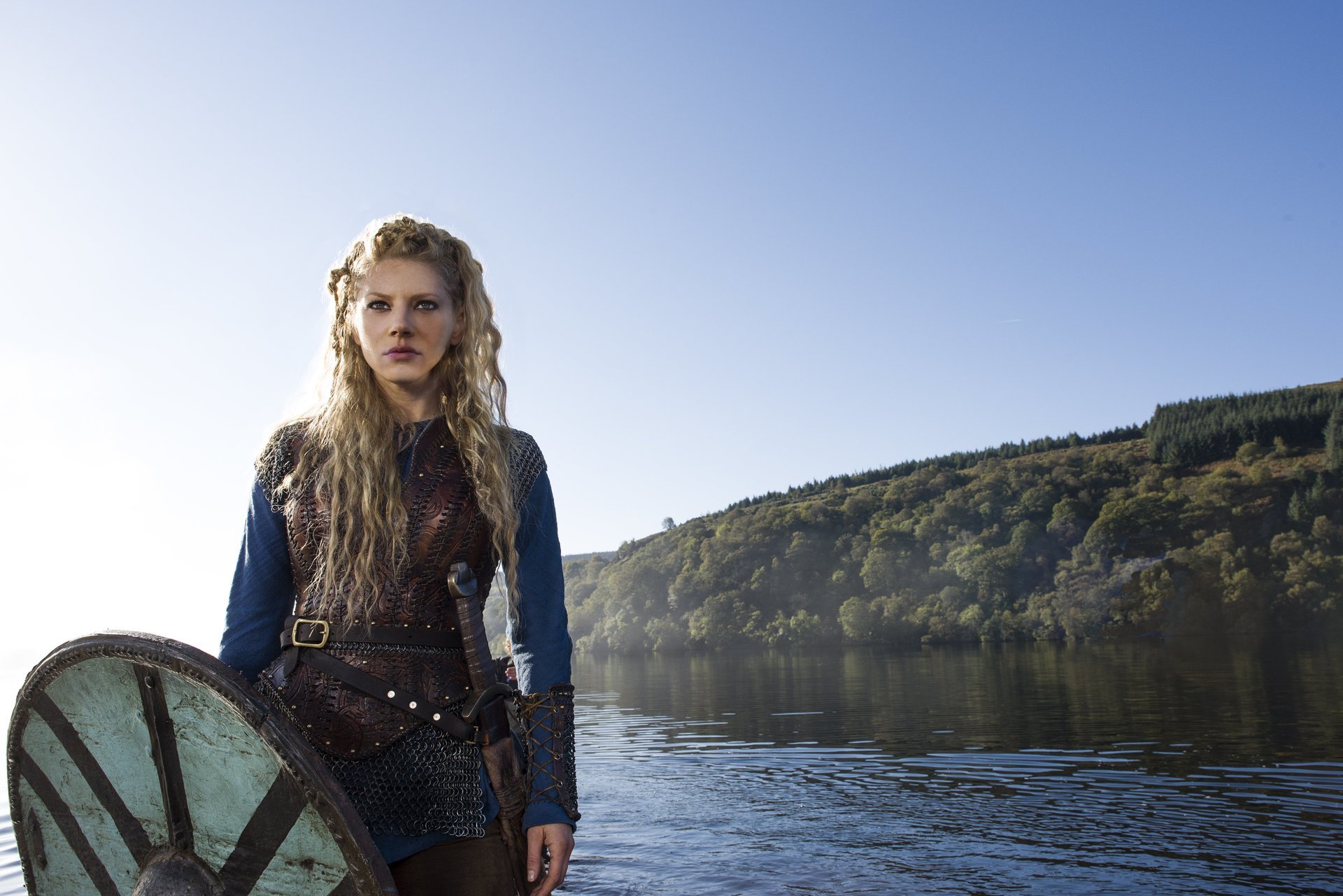 vikings série télévisée catherine winnick épée bouclier