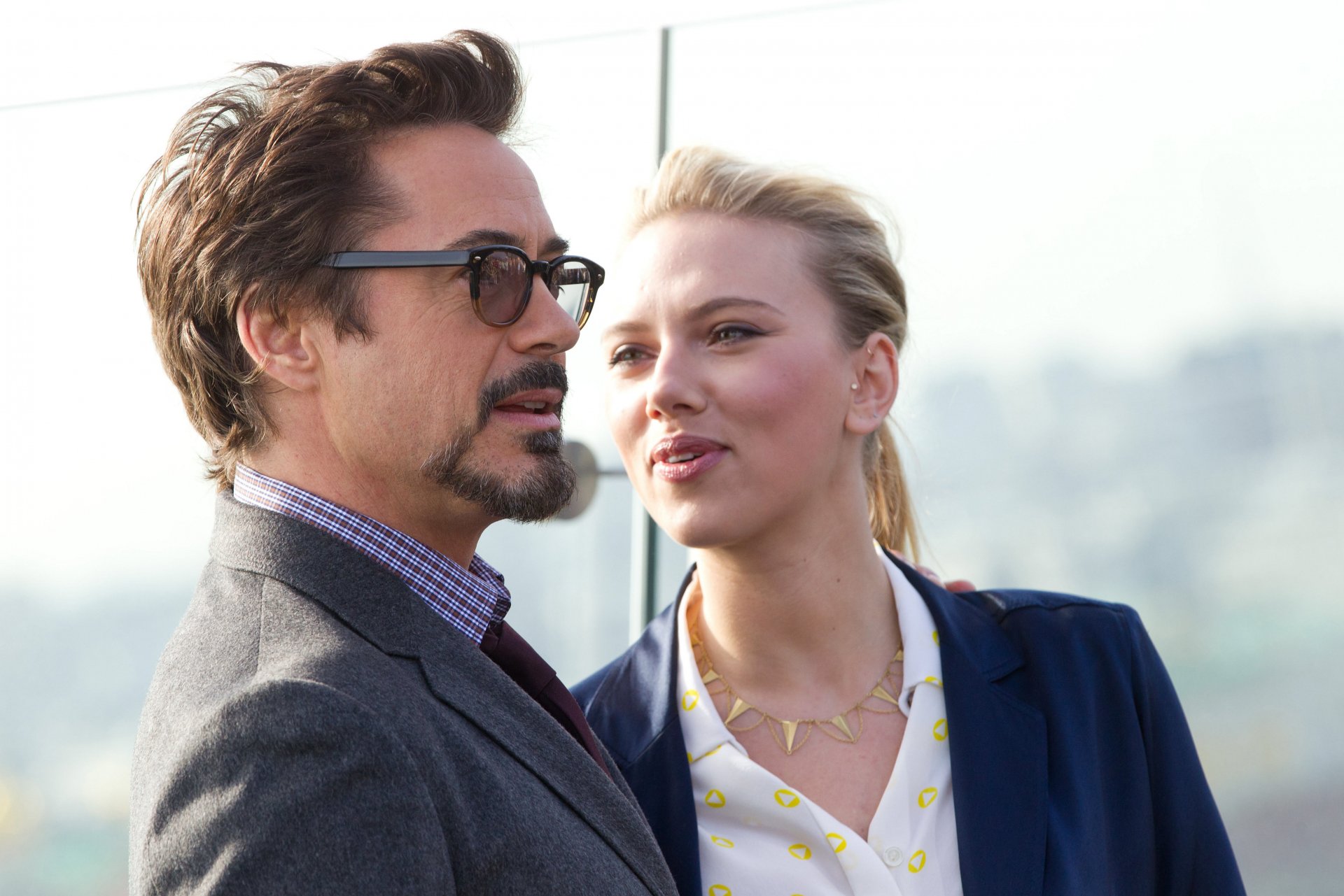 robert downey jr. robert downey jr. scarlett johansson acteurs célébrités blonde lunettes tony stark iron man natasha romanova veuve noire avengers