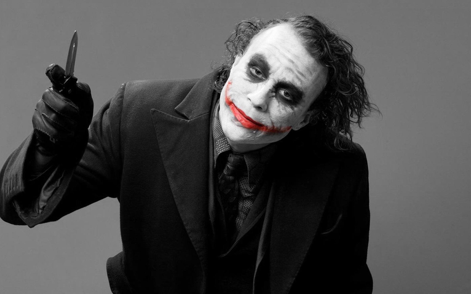 joker burlone batman batman ledger sorriso heath ledger coltello sangue cicatrice costume grigio sfondo film