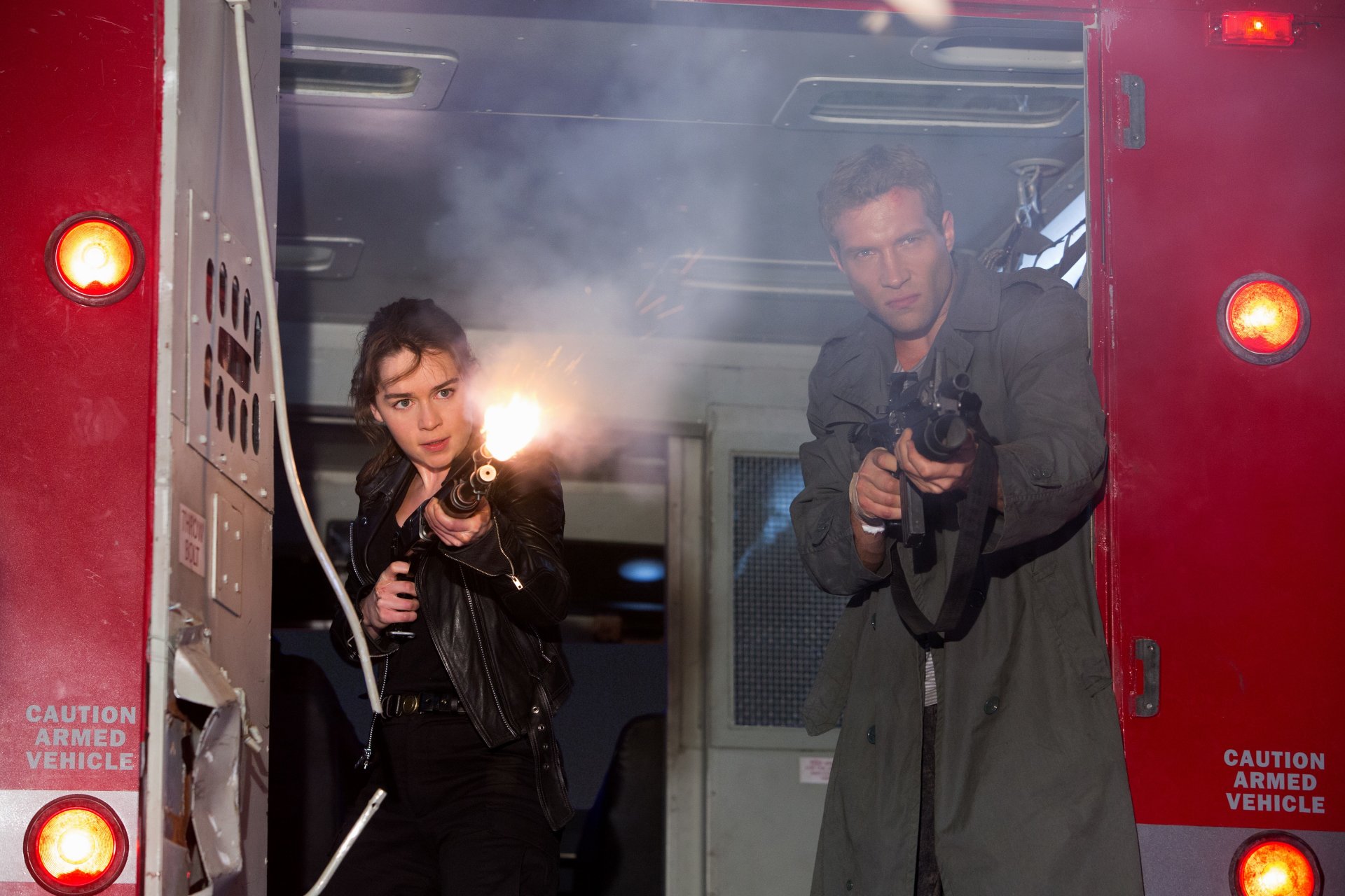 terminator: genèse fiction emilia clarke sarah connor jai courtney jay courtney kyle reese tir arme fusil d assaut fusil de chasse tir