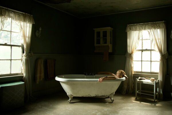 Grande salle de bain avec une fille dans la baignoire