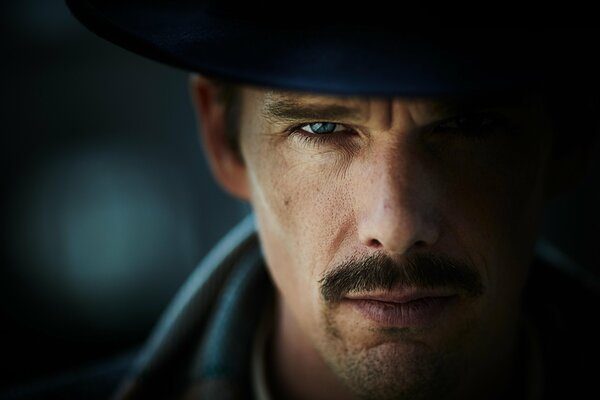 Ethan Hawke primer plano con bigote