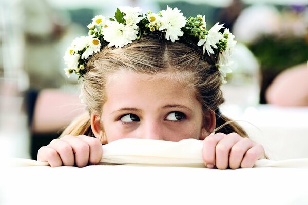 Actrice Emma Schweiger avec une Couronne sur la tête